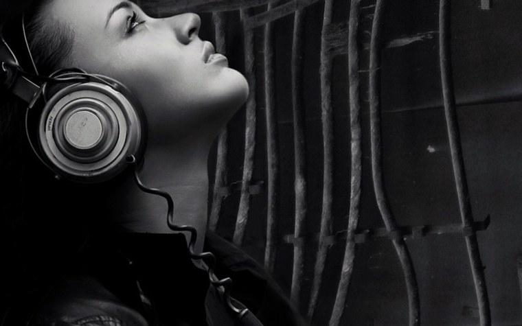 Девушка в наушниках