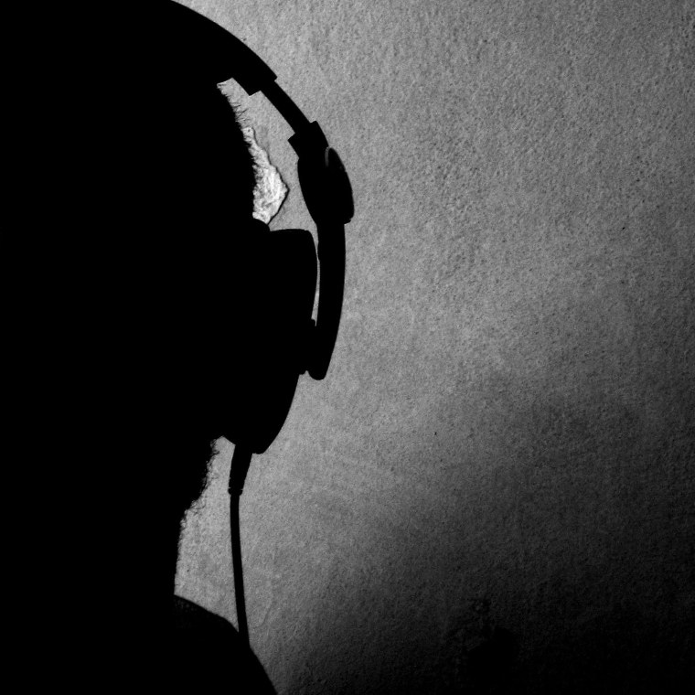 Человек в наушниках арт