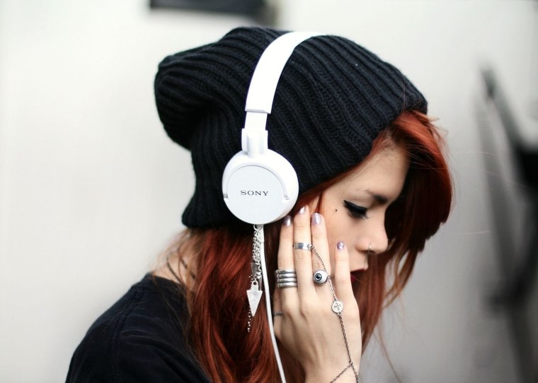 Девушка с наушниками