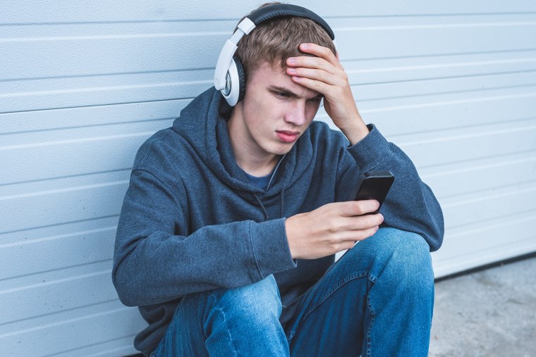 Подросток в наушниках
