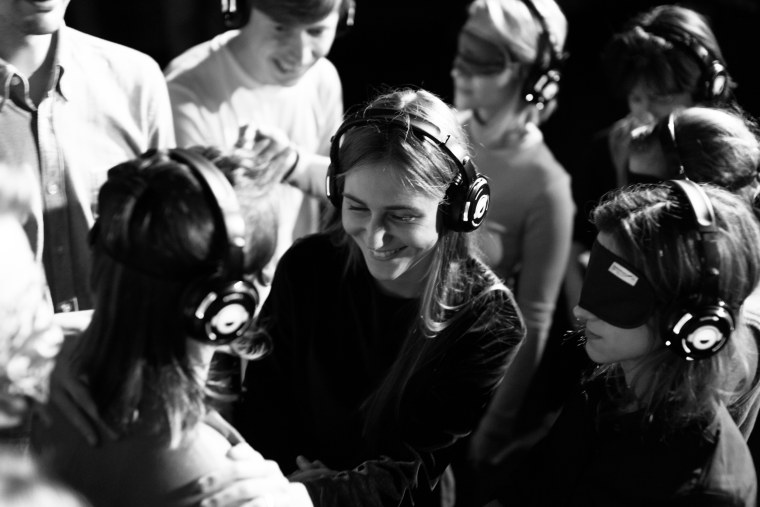 Много людей в наушниках