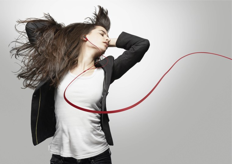 Танцующие девушки с наушниками