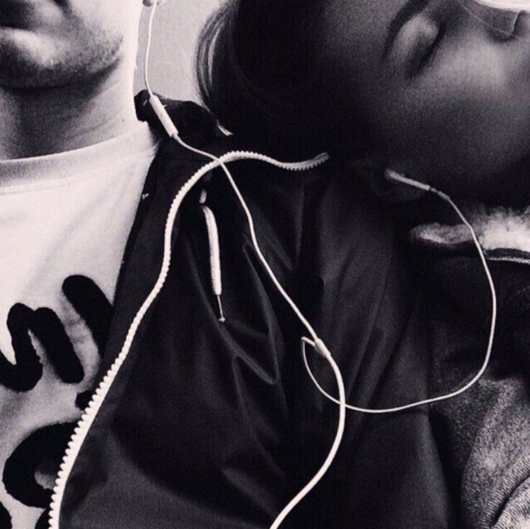 Парень и девушка в наушниках