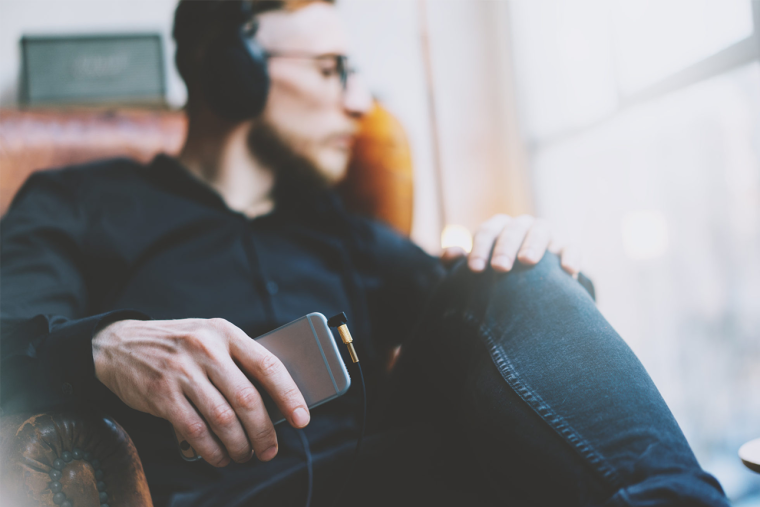 Парень слушает музыку Эстетика