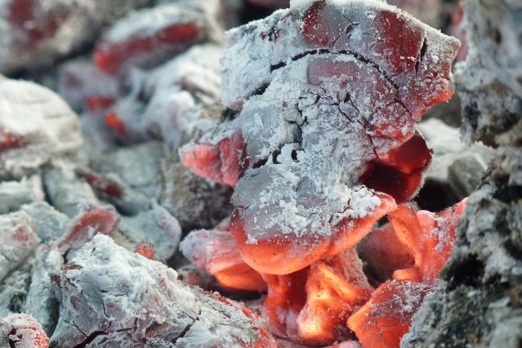 Пепел и угли