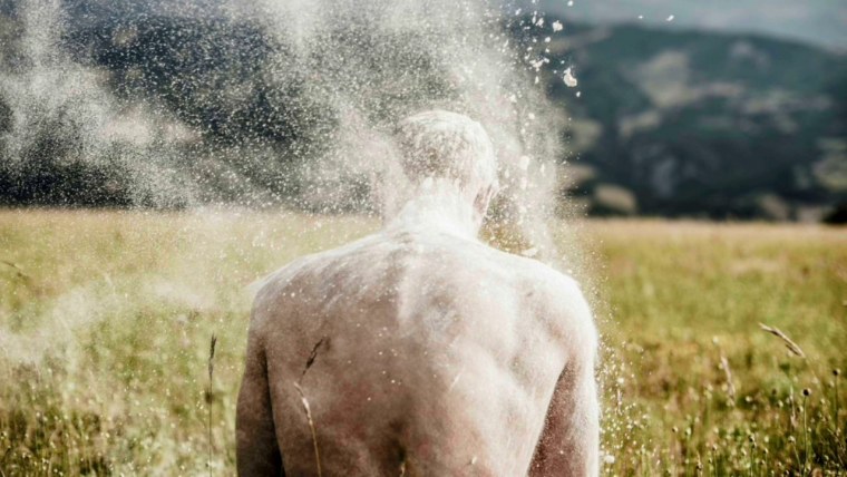 Мужчина в пыли