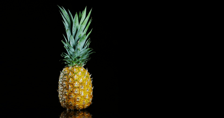 Ананас на темном фоне