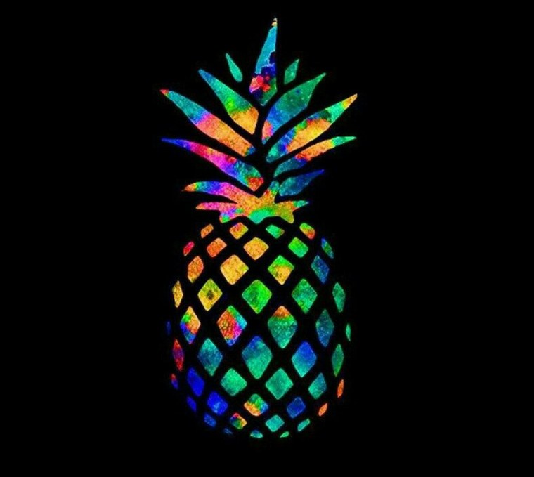 Цветные ананасы на черном фоне