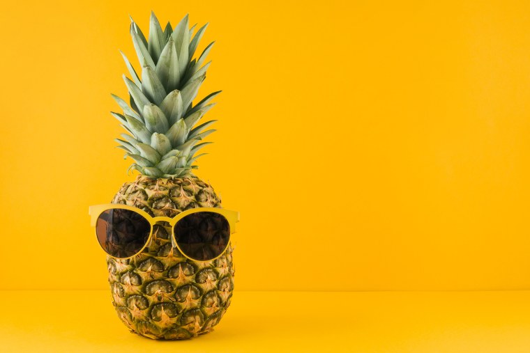 Ананас на желтом фоне