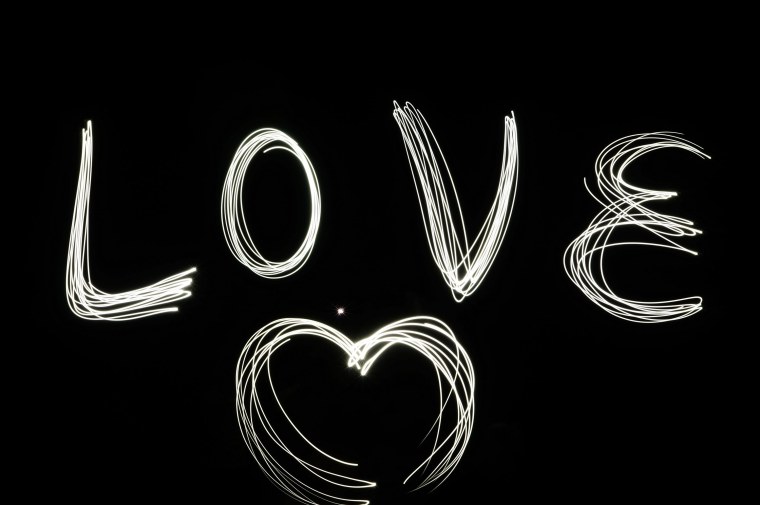 Неоновые надписи на черном фоне