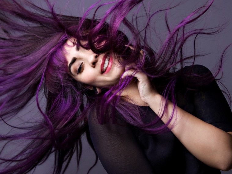 Вика тория с фиолетовыми волосами