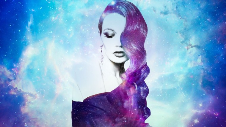 Красивая девушка в космосе