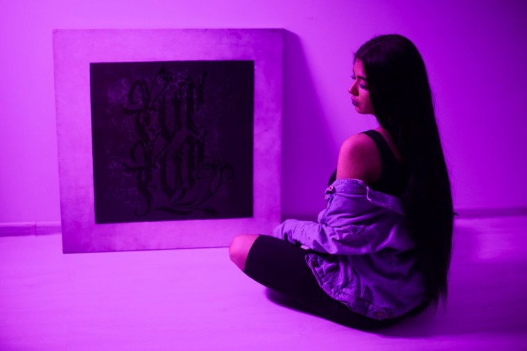 Девушка в фиолетовом освещении