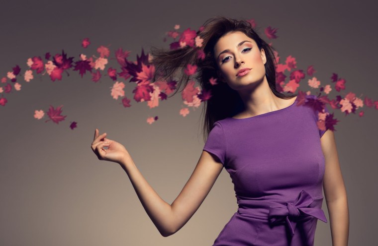 Девушка в фиолетовом платье