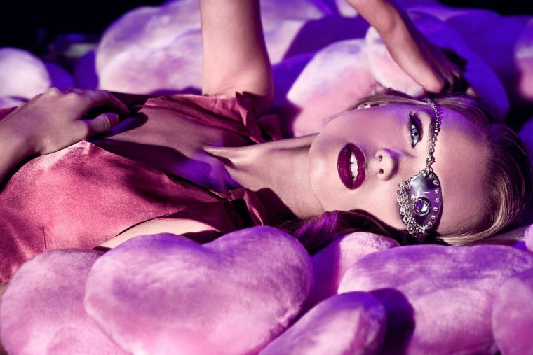 Девушки в фиолетовом цвете