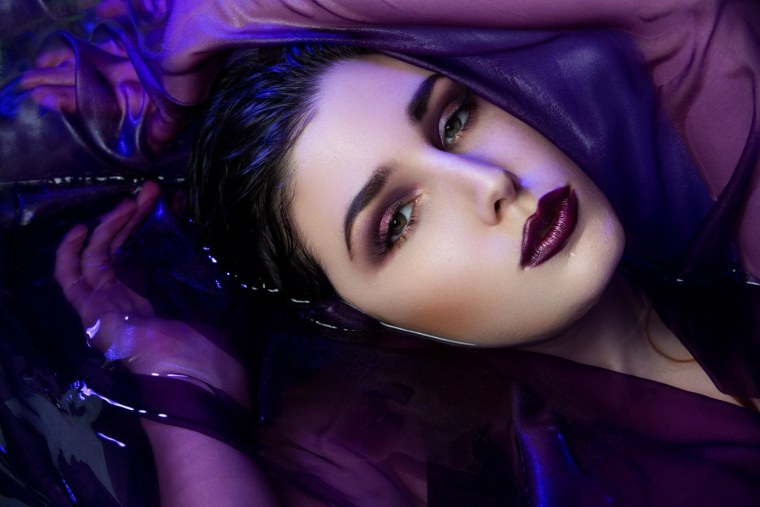 Девушка в сиреневом