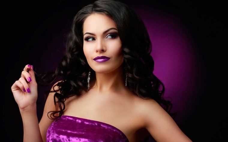 Девушка в фиолетовом платье