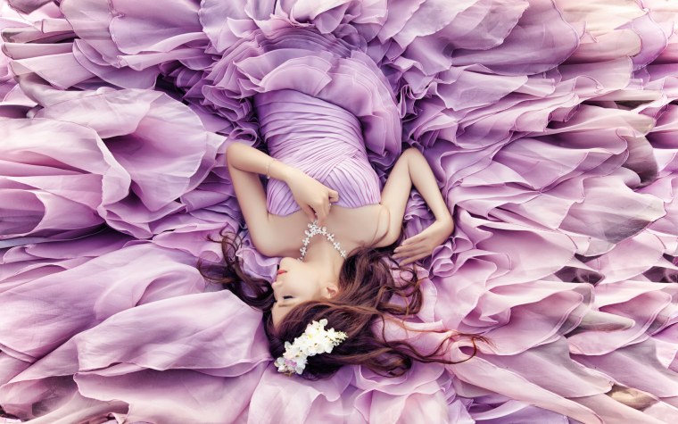 Девушка в сиреневом