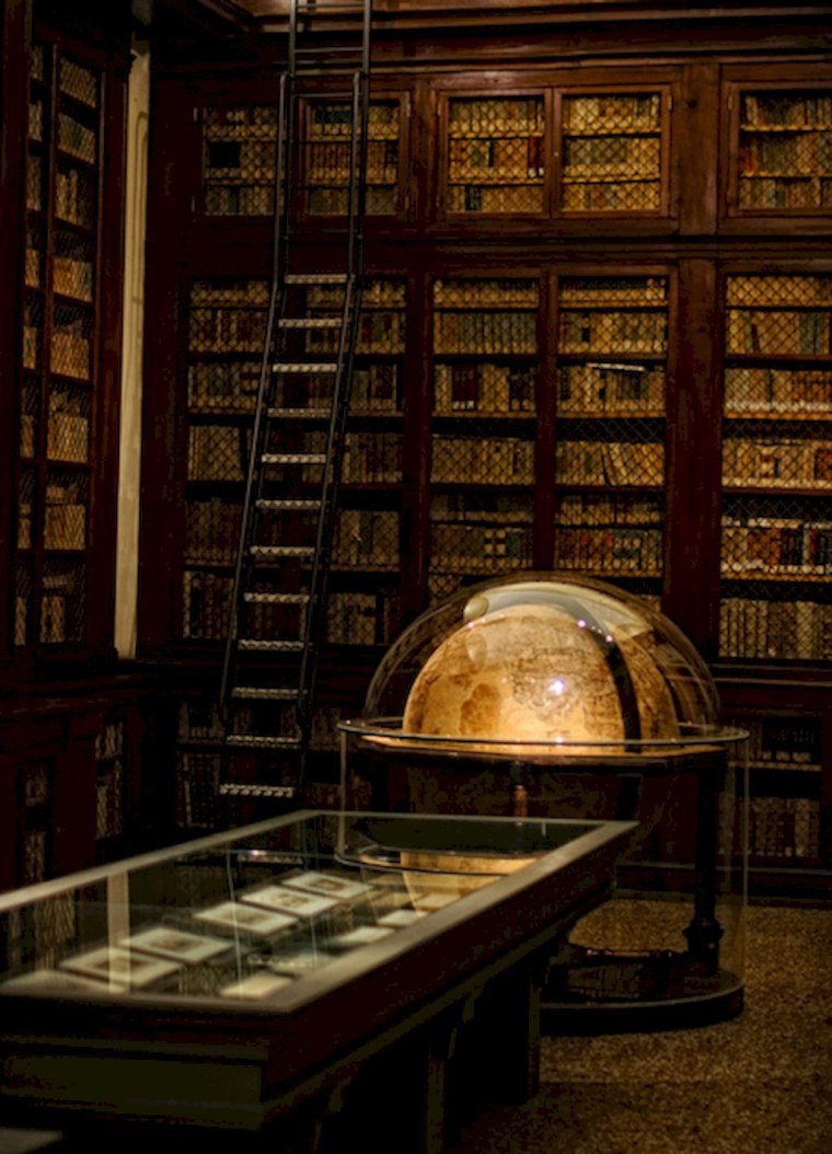 Библиотека в античном стиле