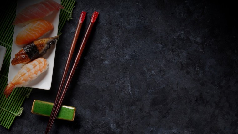 Роллы на черном фоне