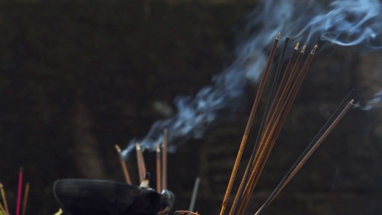 Ароматические палочки дымятся