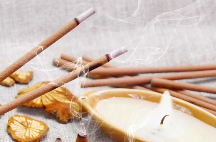 Благовония палочки дымятся