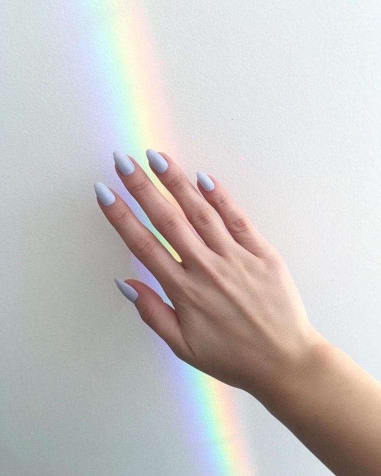 Нюдовый маникюр с радугой