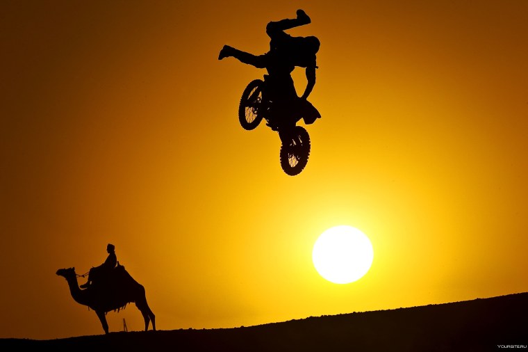 Эндуро мотоцикл на закате