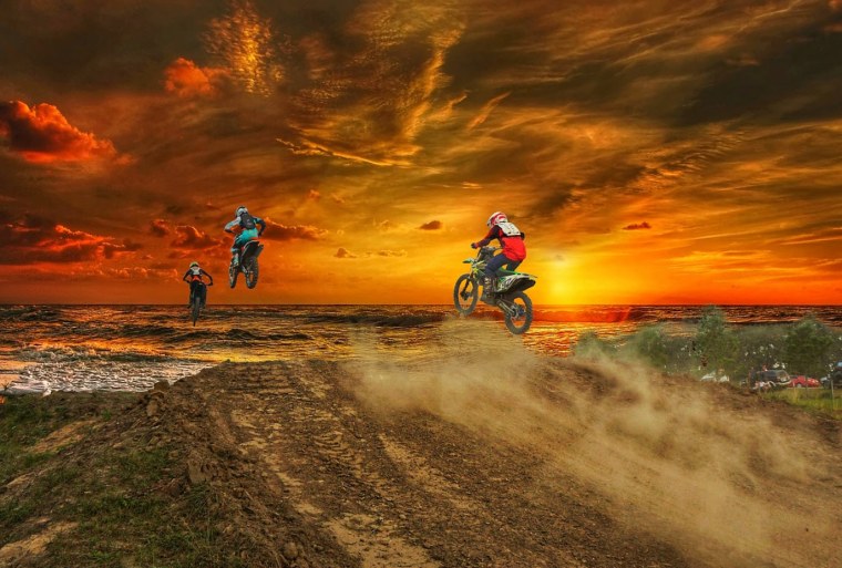 Мотокросс на закате фото на рабочий стол