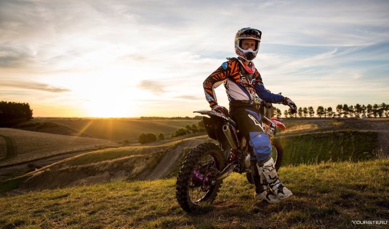 Кроссовый мотоцикл с человеком