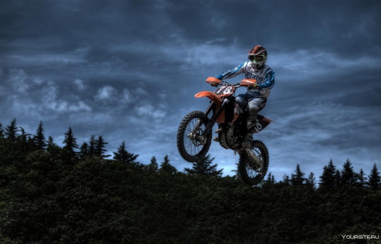На кроссовом мотоцикле ночью