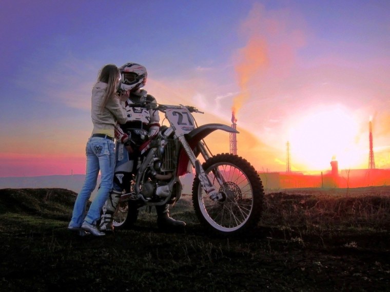 Вдвоем на кроссовом мотоцикле