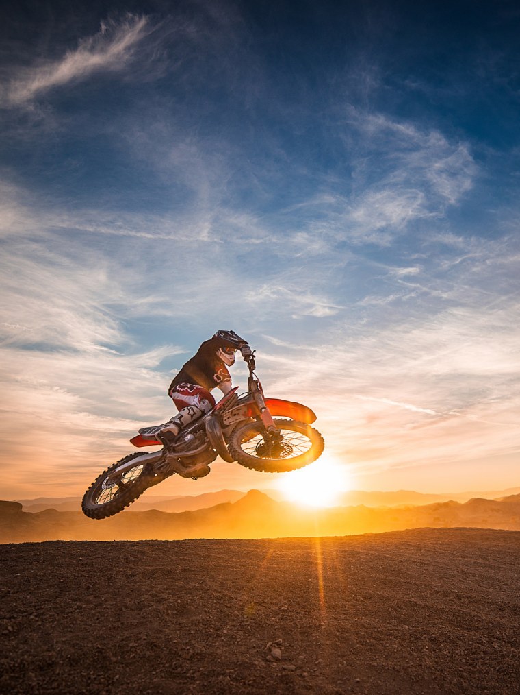 Кроссовый мотоцикл на закате