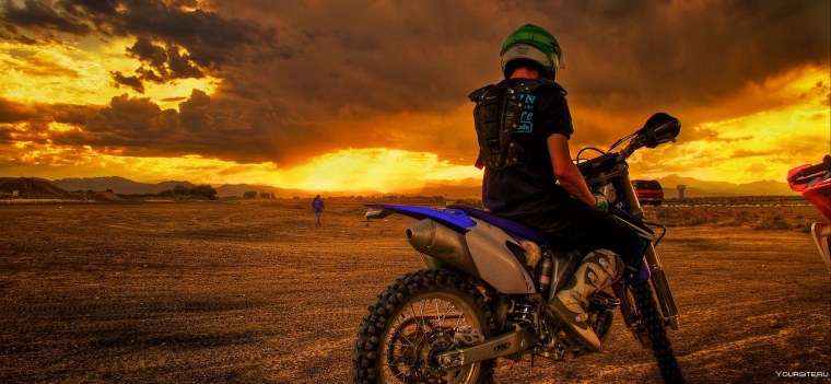 Байкер на закате