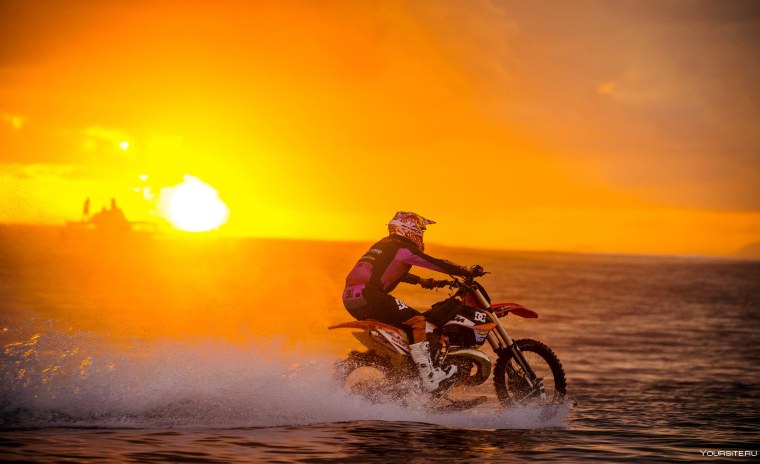 Мото серфингист Робби Мэддисон