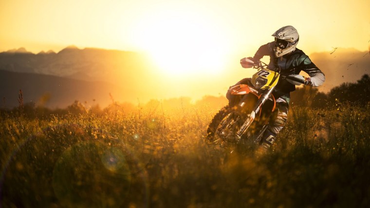 Мотоциклист в поле