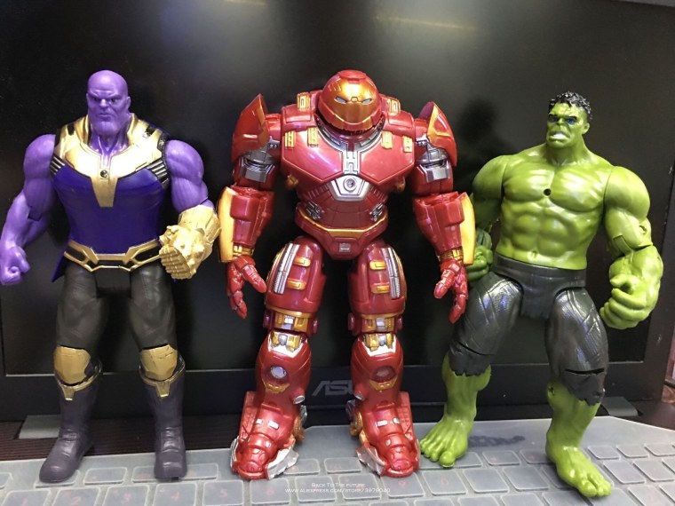 Фигурка Мстители Танос 17 см