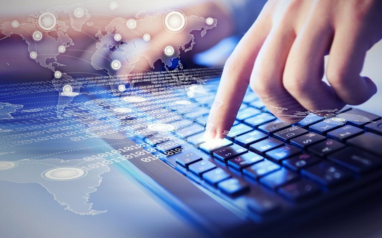 Компьютер на черном фоне