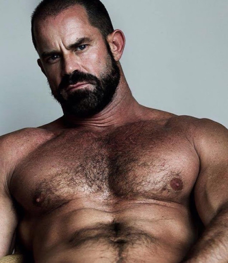 Брутальный мужчина волосатый