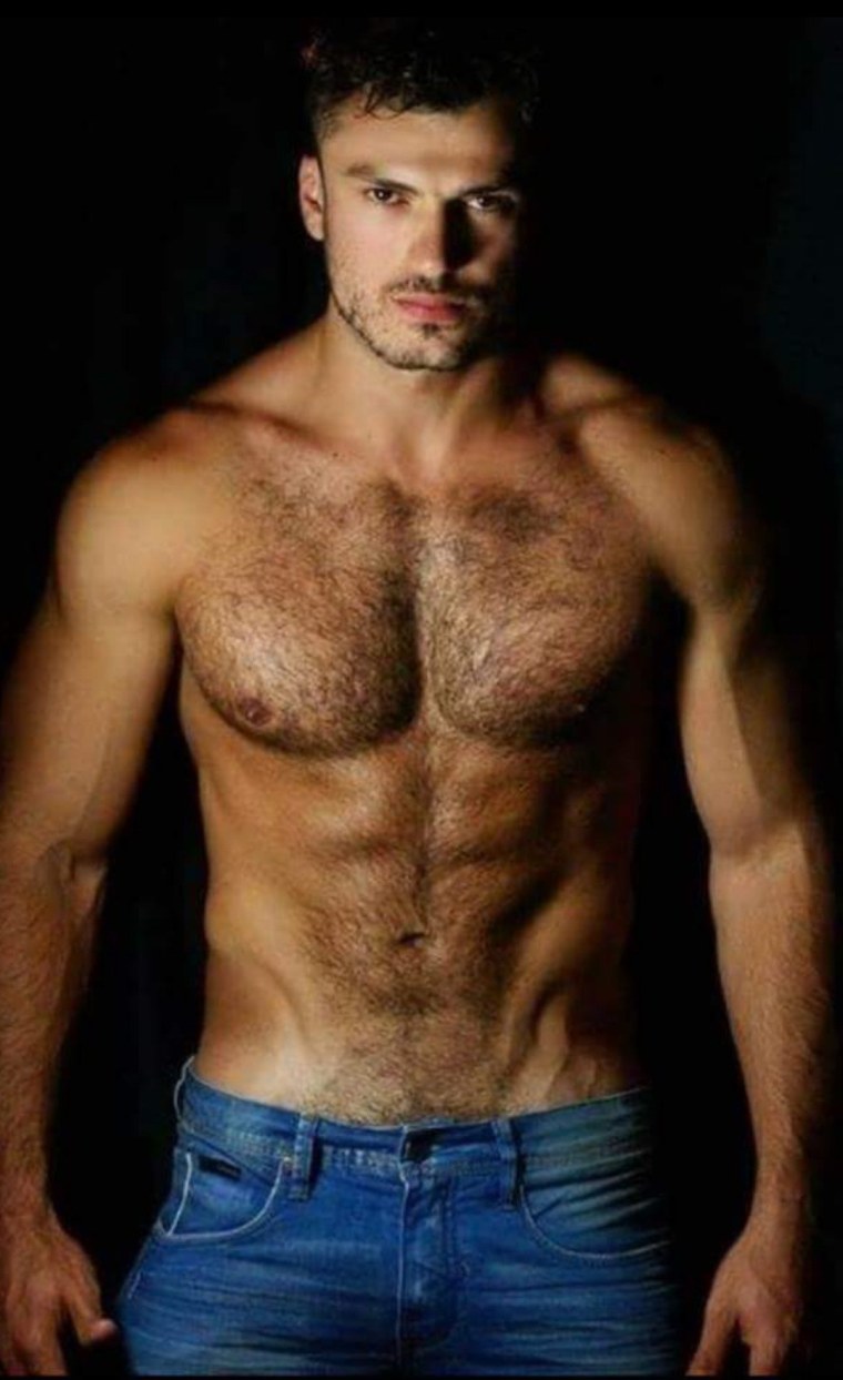 Мужской торс с волосами