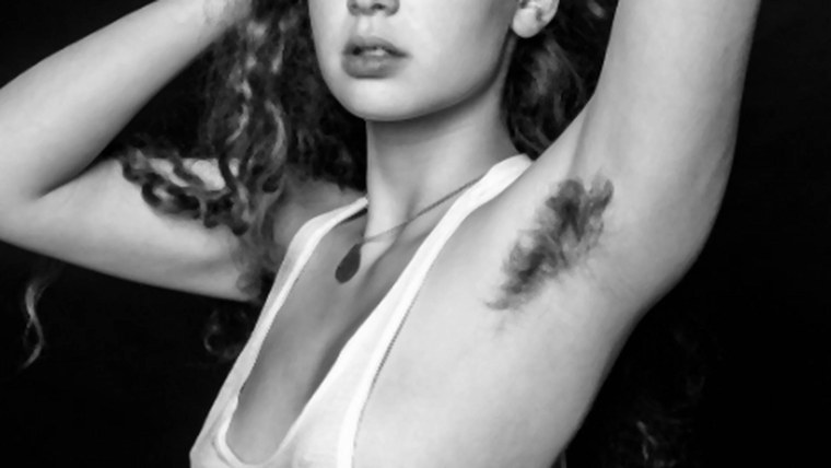 Эмма Маккей подмышки