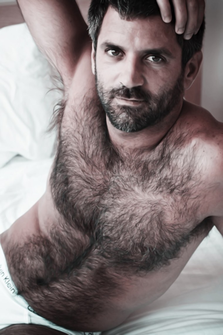 Брюнет с волосатой грудью