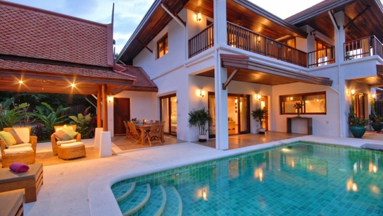 Красивый дом с бассейном