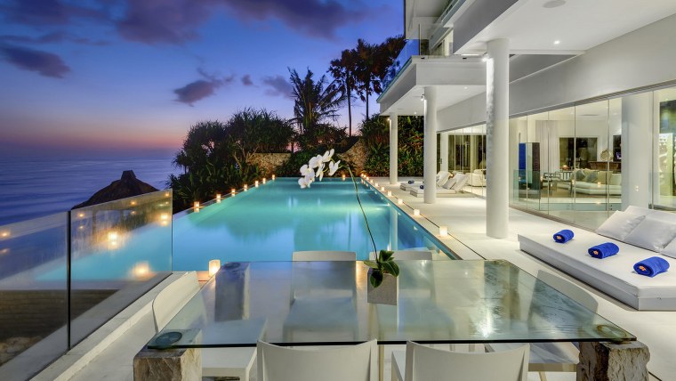 Красивый вид с бассейном