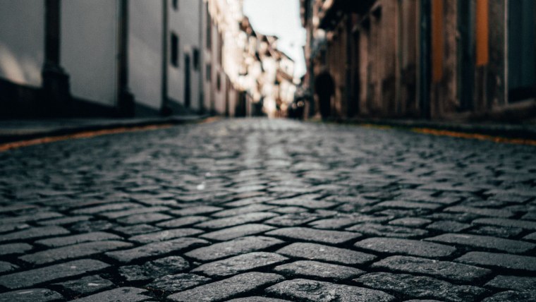 Мокрая брусчатка