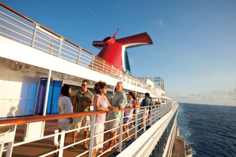 Люди на лайнере