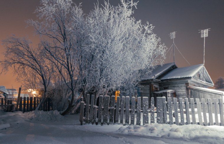 Морозный зимний вечер в деревне