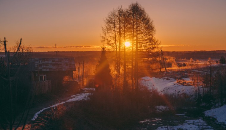 Рассвет в деревне зимой