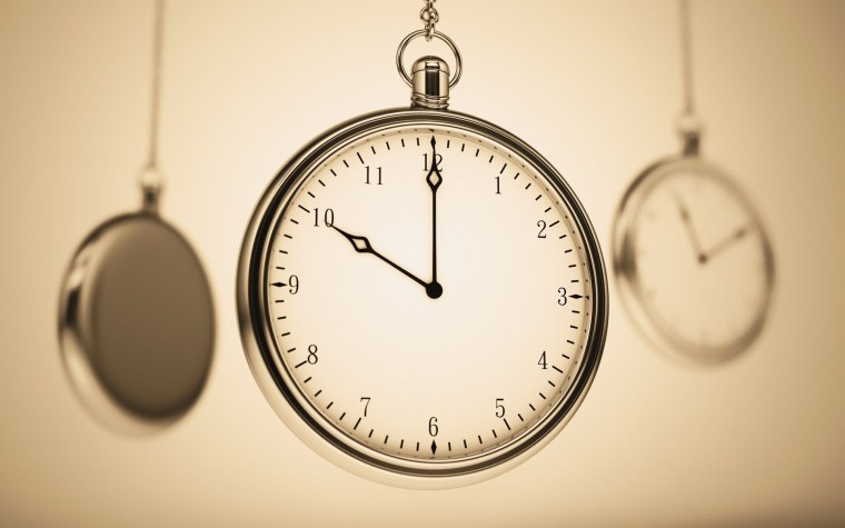 Часы на бежевом фоне