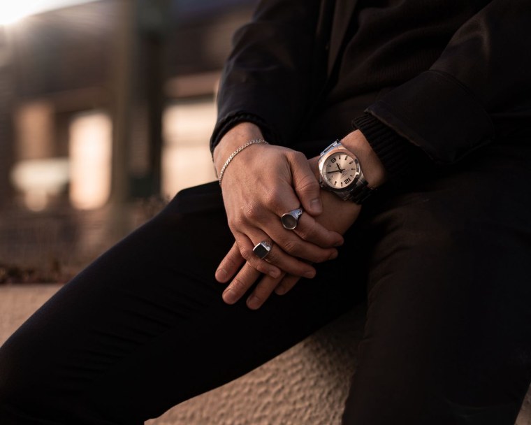 Мужчина с часами на руке